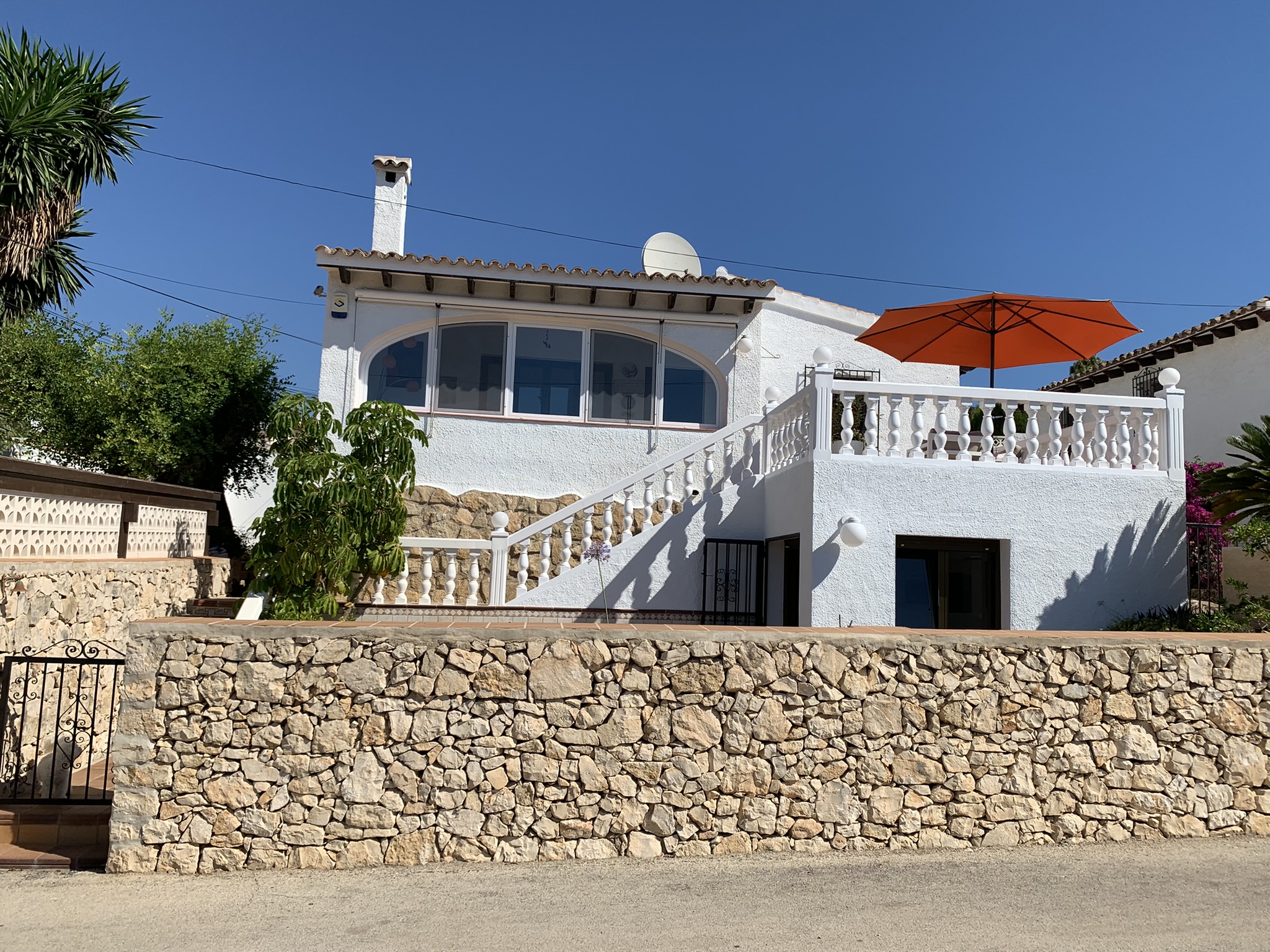 Gepflegte Villa mit 2 SZ und Gästeappartment in Moraira