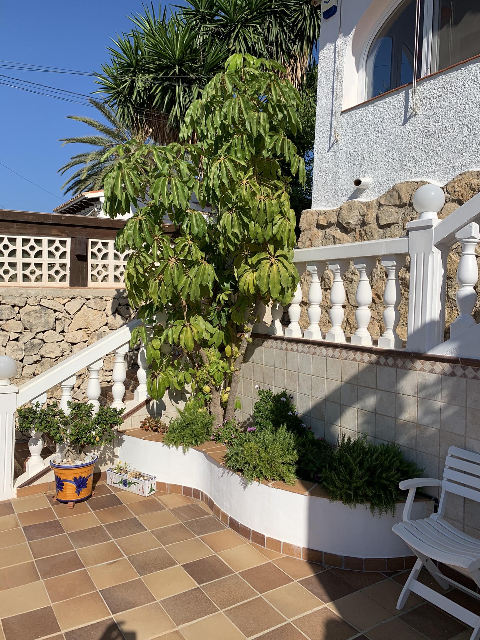 Villa bien cuidada con 2 dormitorios y apartamento de invitados en Moraira